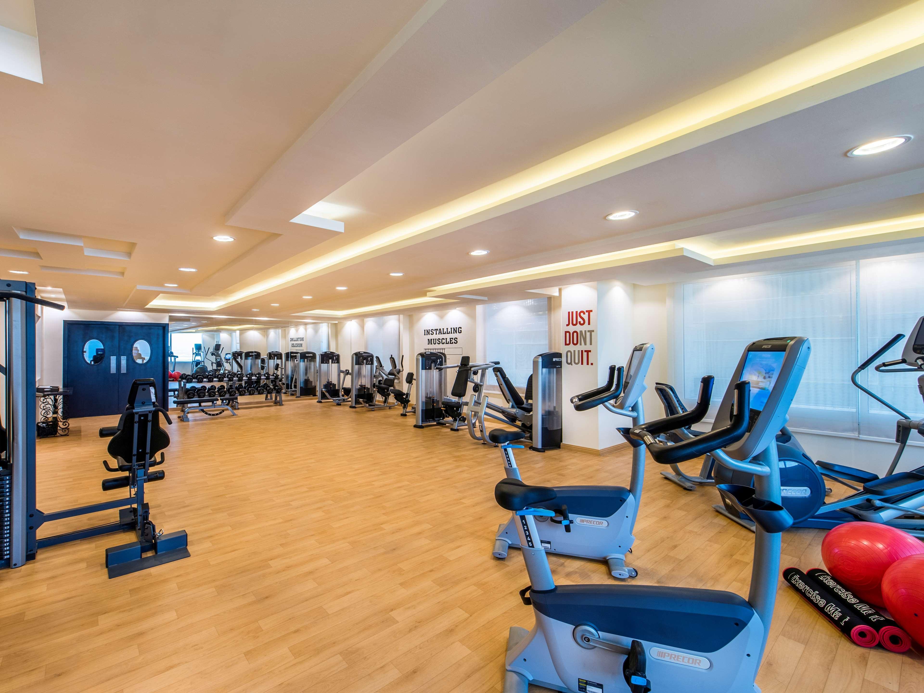 Golden Tulip Doha Hotel Exteriör bild The gym at the hotel