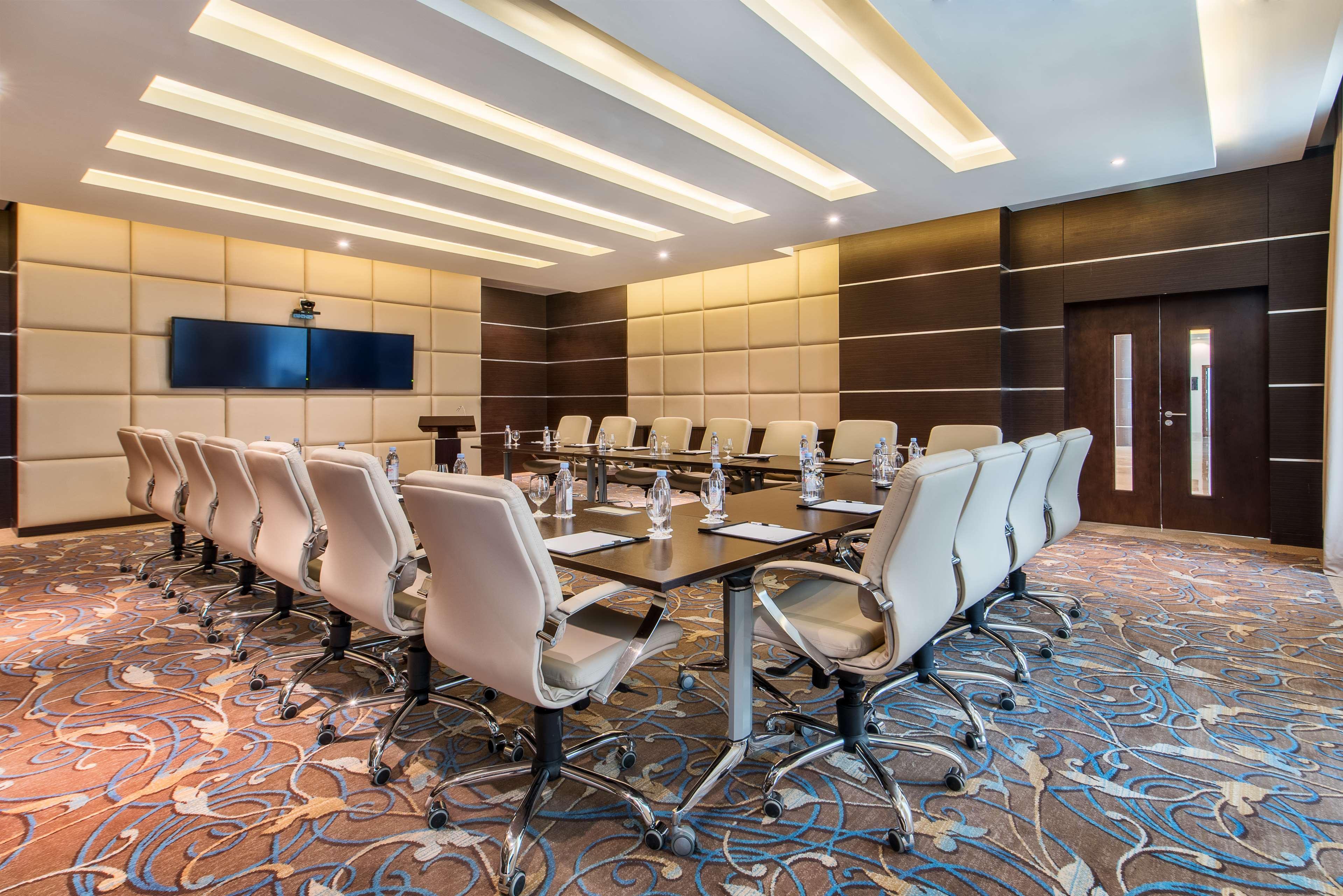 Golden Tulip Doha Hotel Exteriör bild Meeting room