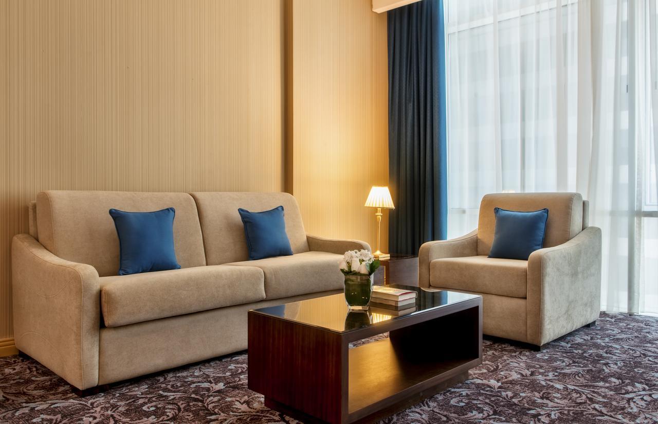 Golden Tulip Doha Hotel Exteriör bild A living room in a suite at the hotel
